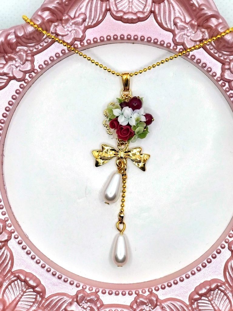 321 赤いバラと木の実のブーケネックレス