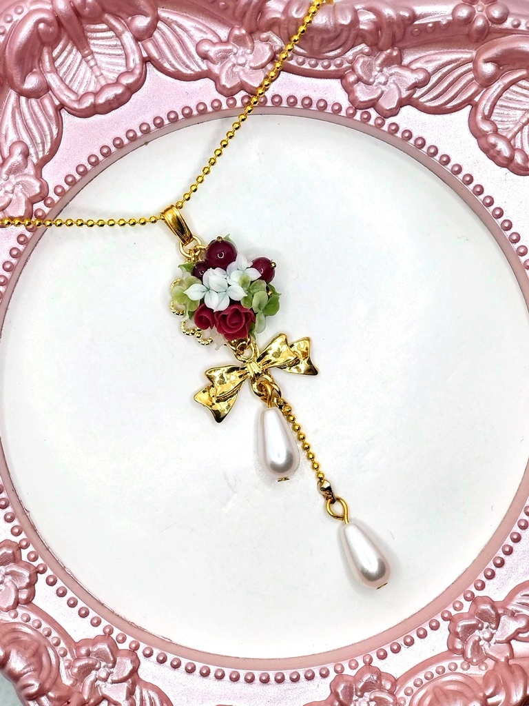 321 赤いバラと木の実のブーケネックレス