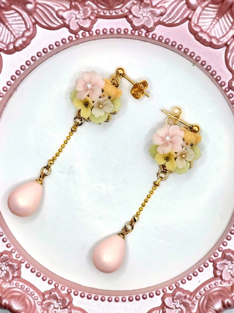 331 ピンクのバラとちびくまちゃんブーケピアス（サージカルステンレス）/イヤリング/樹脂ノンホールピアス/クリップ式イヤリング（サージカルステンレス）