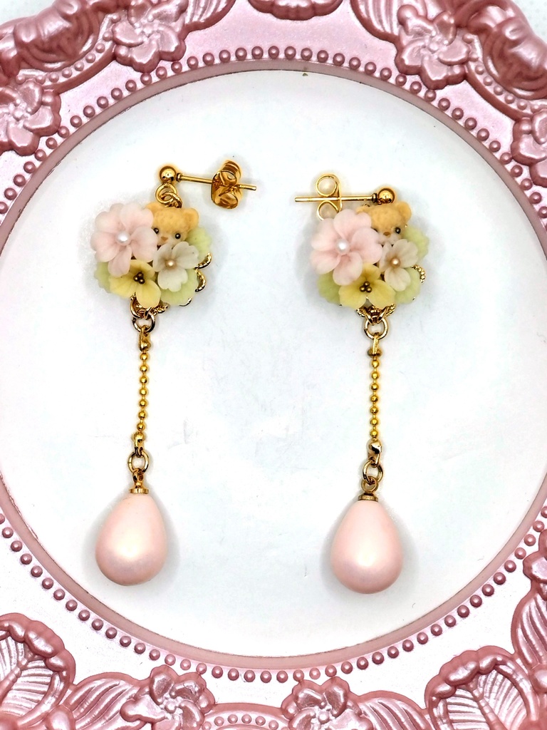 331 ピンクのバラとちびくまちゃんブーケピアス(サージカルステンレス)/イヤリング/樹脂ノンホールピアス/クリップ式イヤリング(サージカルステンレス)