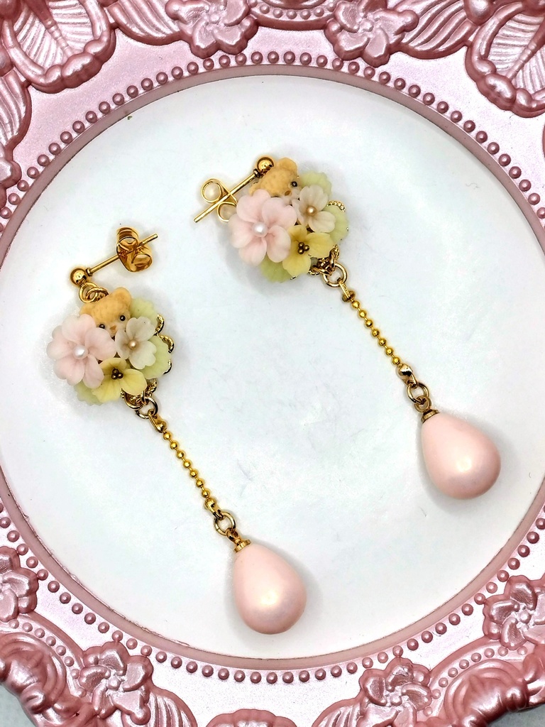 331 ピンクのバラとちびくまちゃんブーケピアス(サージカルステンレス)/イヤリング/樹脂ノンホールピアス/クリップ式イヤリング(サージカルステンレス)