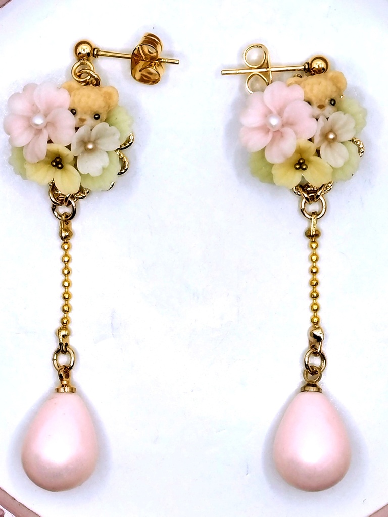 331 ピンクのバラとちびくまちゃんブーケピアス(サージカルステンレス)/イヤリング/樹脂ノンホールピアス/クリップ式イヤリング(サージカルステンレス)