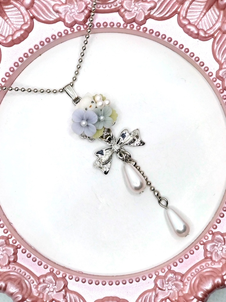 332 水色のお花とちびねこちゃんブーケネックレス