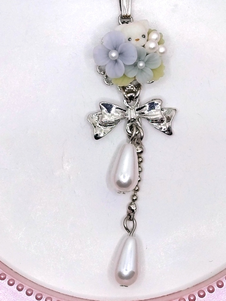 332 水色のお花とちびねこちゃんブーケネックレス