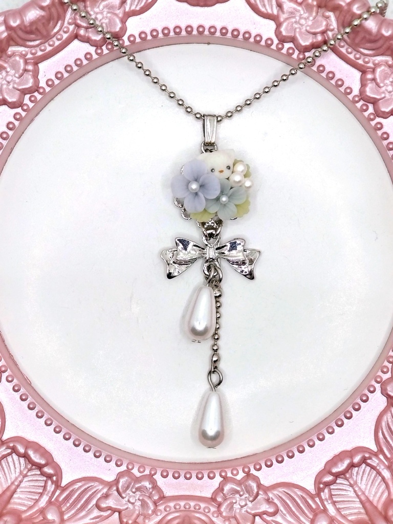 332 水色のお花とちびねこちゃんブーケネックレス