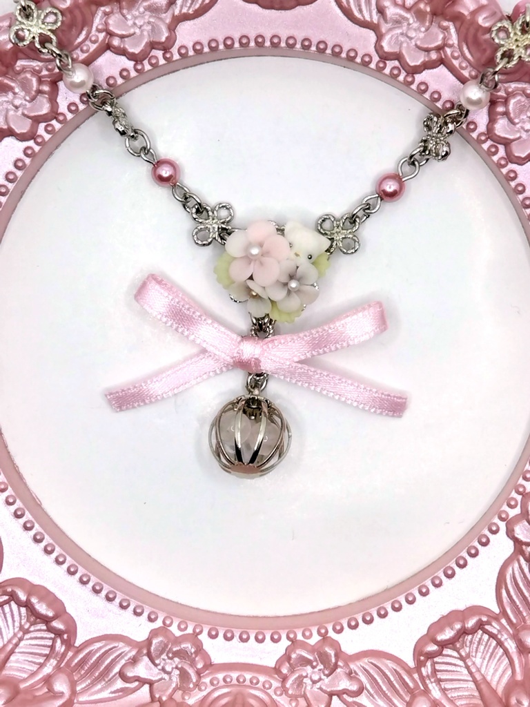 333 ピンクのお花とちびねこちゃんブーケネックレス(かごチャーム)