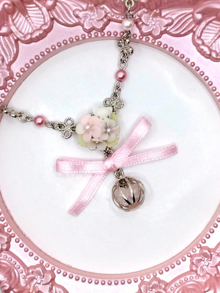 333 ピンクのお花とちびねこちゃんブーケネックレス(かごチャーム)