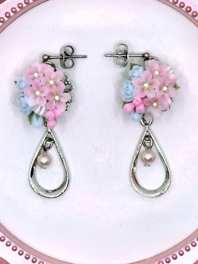 335 ピンクのデルフィニウムブーケピアス(サージカルステンレス)/イヤリング/樹脂ノンホールピアス/クリップ式イヤリング(サージカルステンレス)