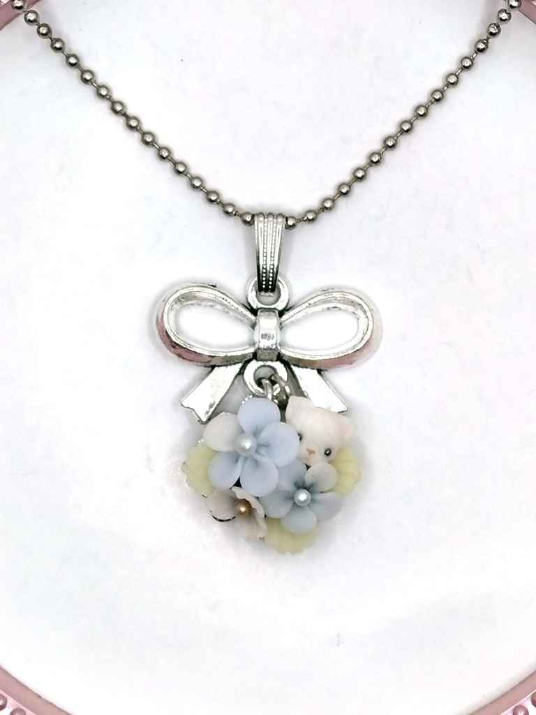 339 水色のお花とちびねこちゃんブーケネックレス