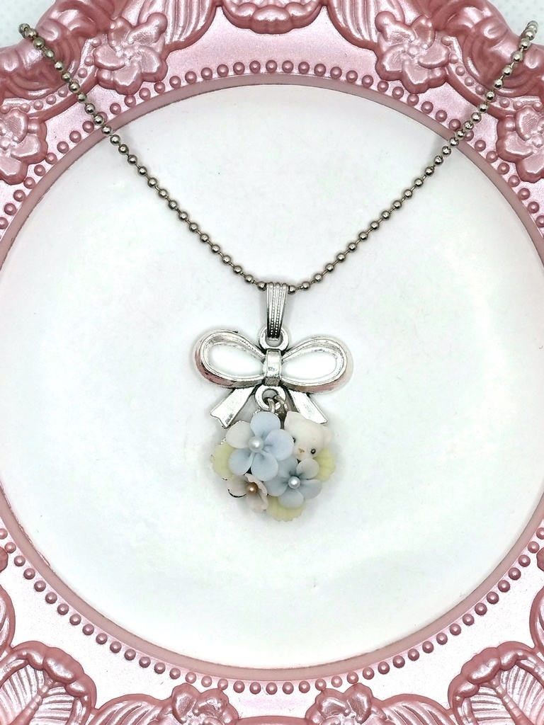 339 水色のお花とちびねこちゃんブーケネックレス