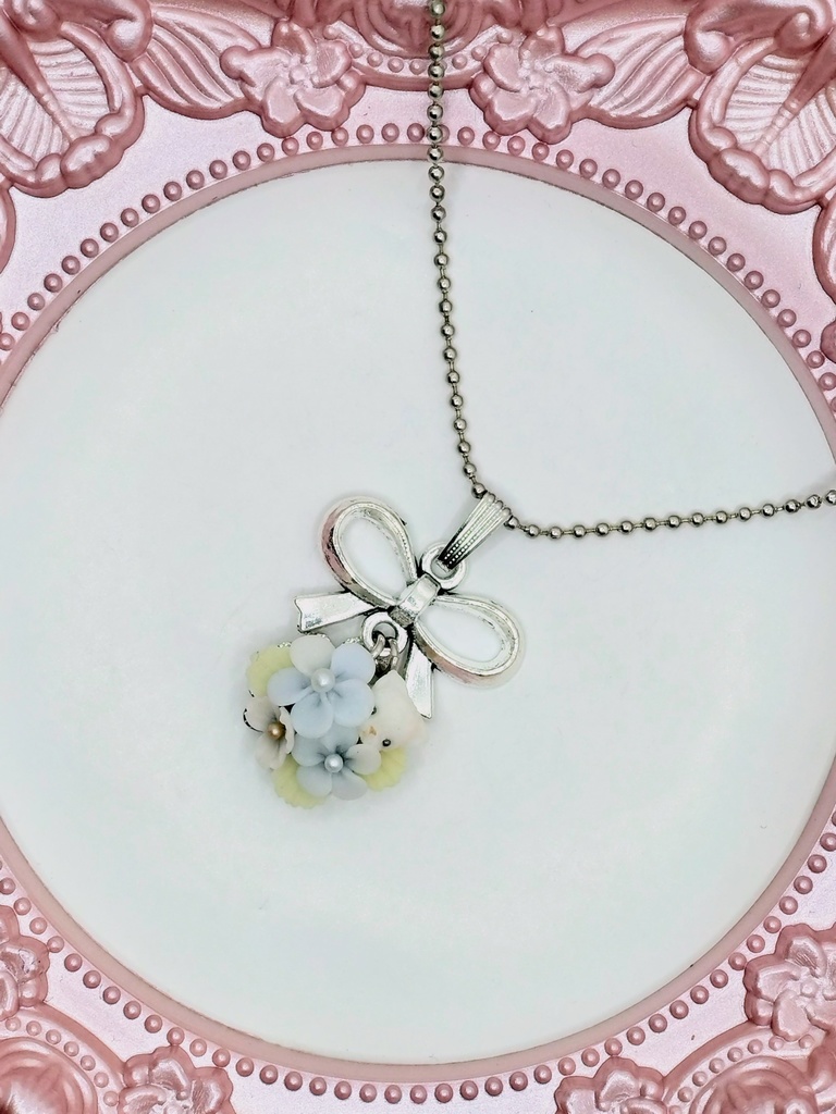 339 水色のお花とちびねこちゃんブーケネックレス