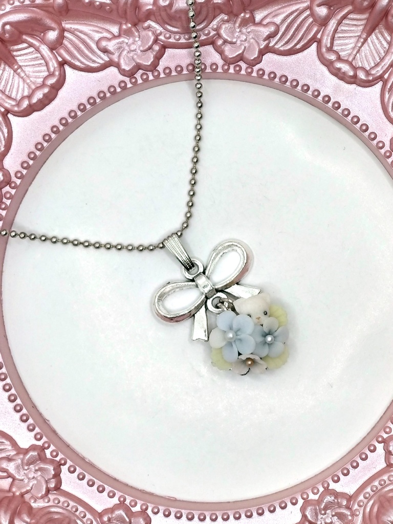 339 水色のお花とちびねこちゃんブーケネックレス