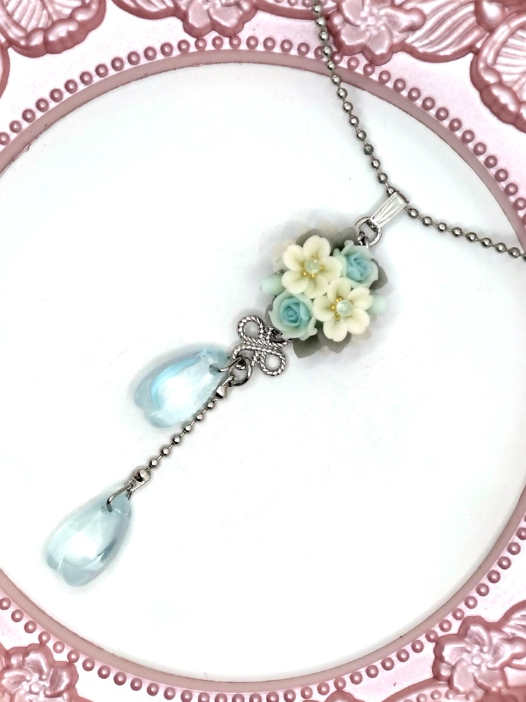 340 水色のバラと桜のブーケネックレス