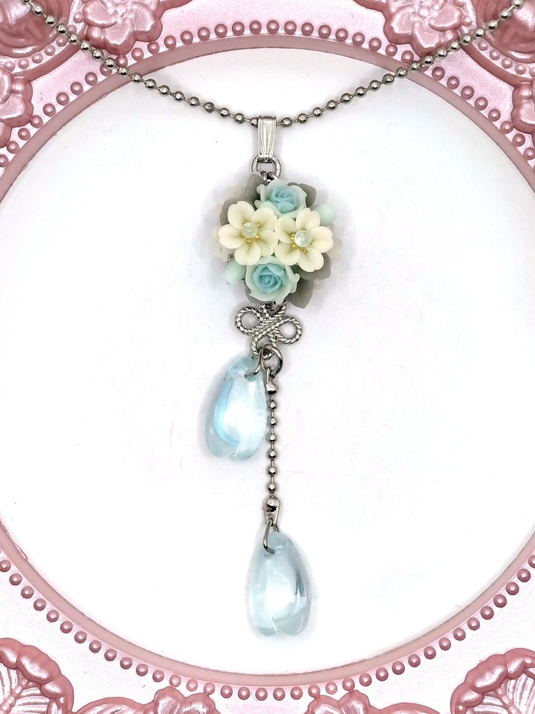 340 水色のバラと桜のブーケネックレス