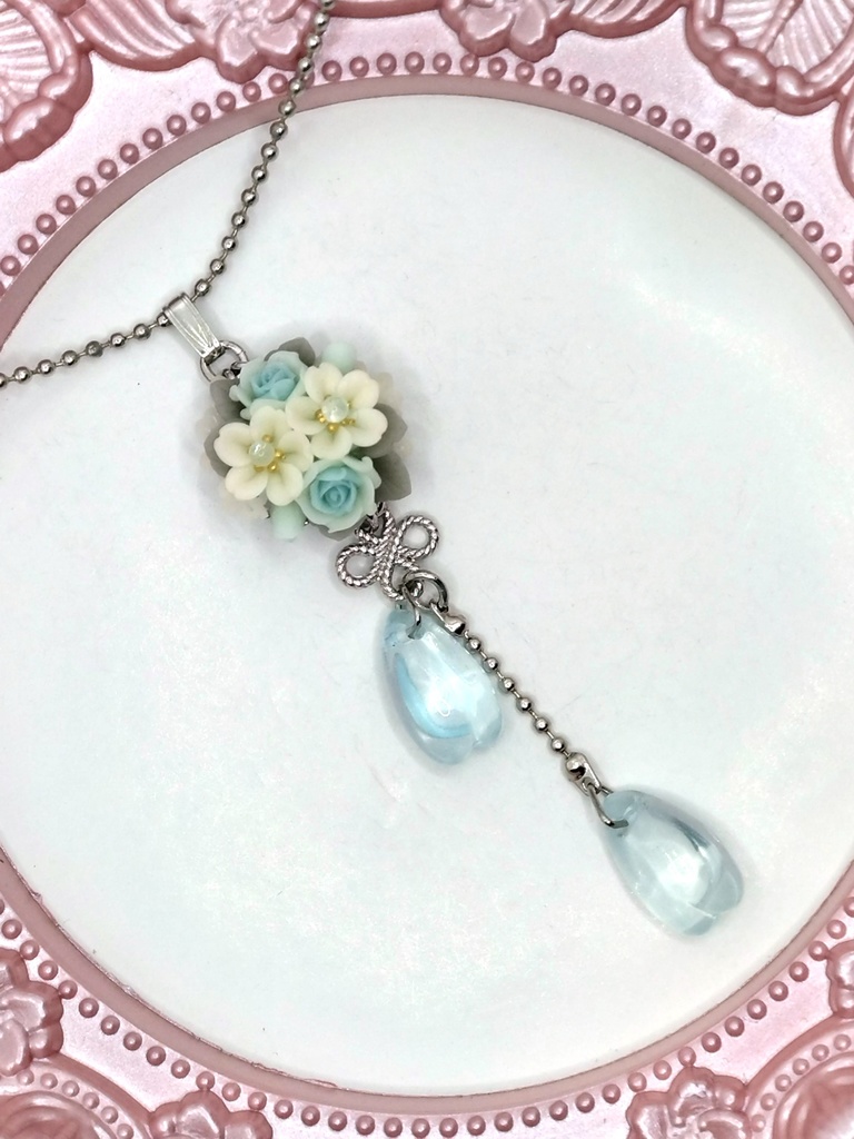 340 水色のバラと桜のブーケネックレス