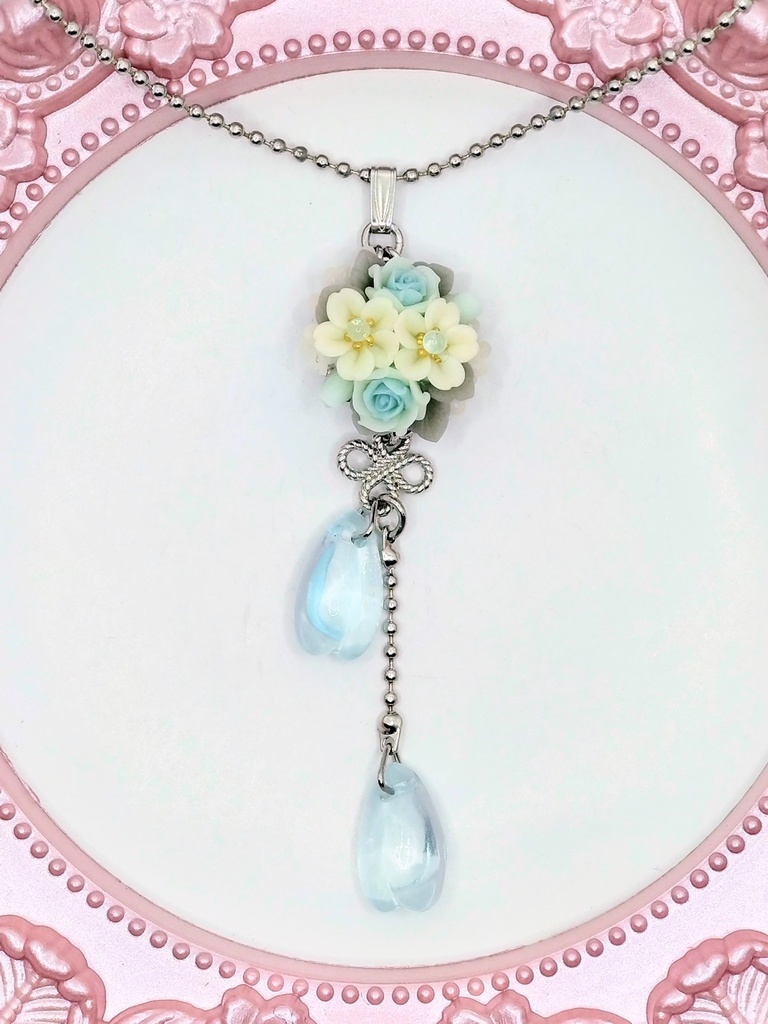 340 水色のバラと桜のブーケネックレス