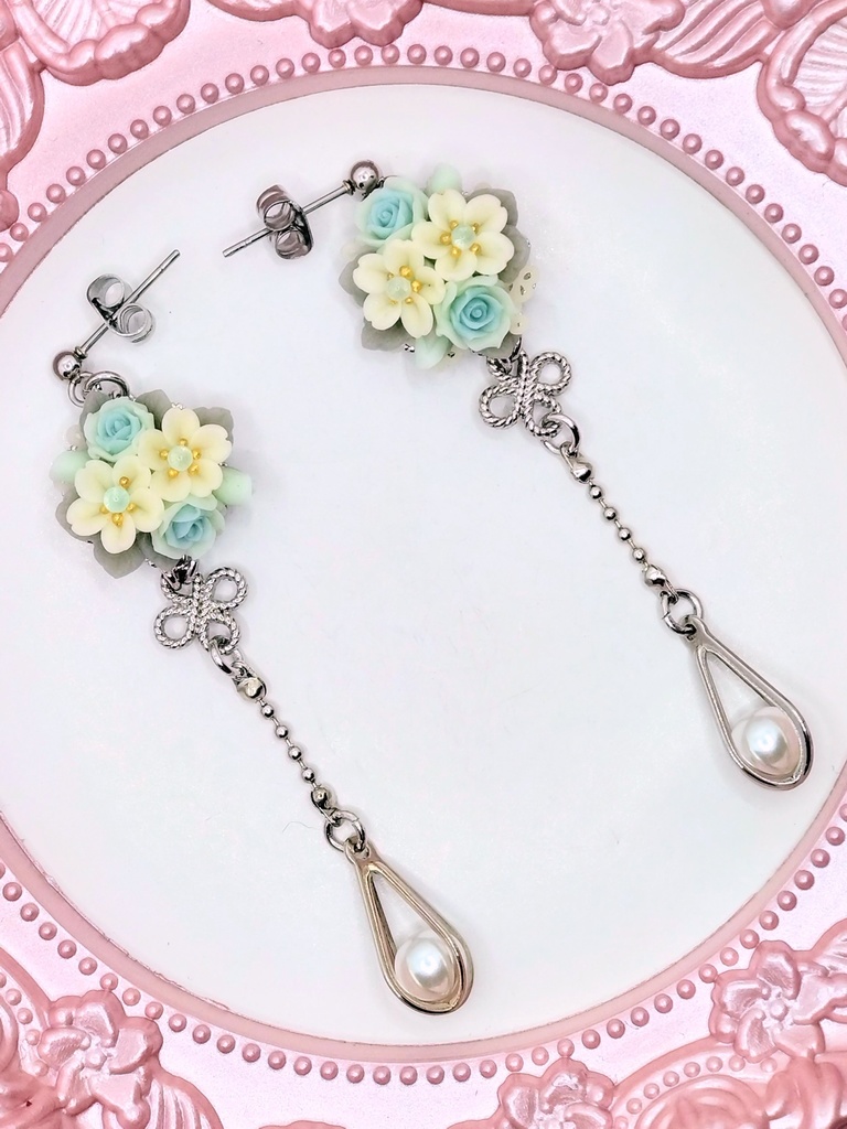 341 水色のバラと桜のブーケピアス(サージカルステンレス)/イヤリング/樹脂ノンホールピアス/クリップ式イヤリング(サージカルステンレス)