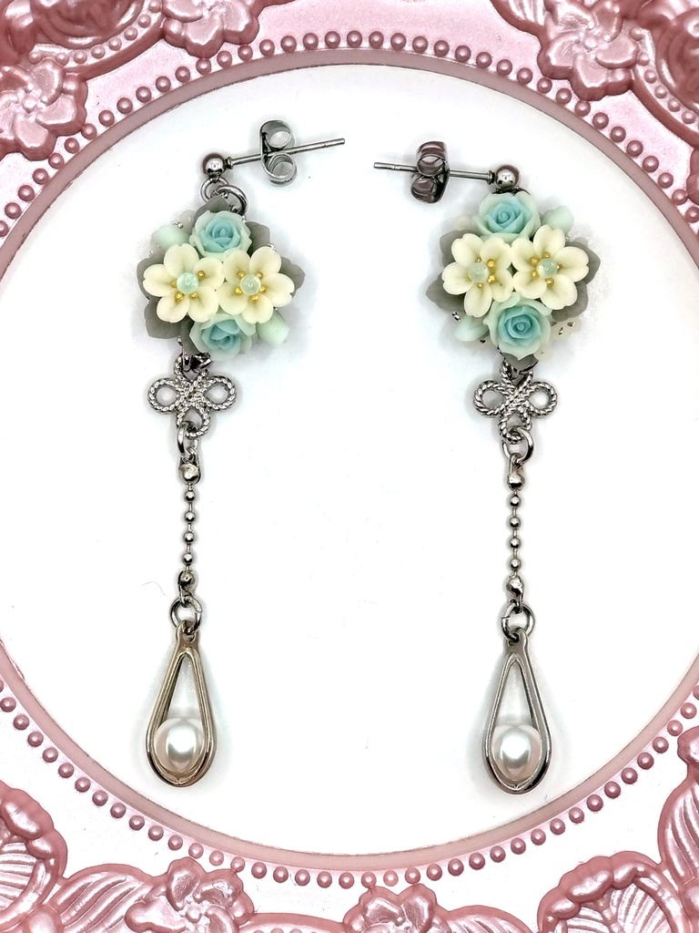 341 水色のバラと桜のブーケピアス(サージカルステンレス)/イヤリング/樹脂ノンホールピアス/クリップ式イヤリング(サージカルステンレス)