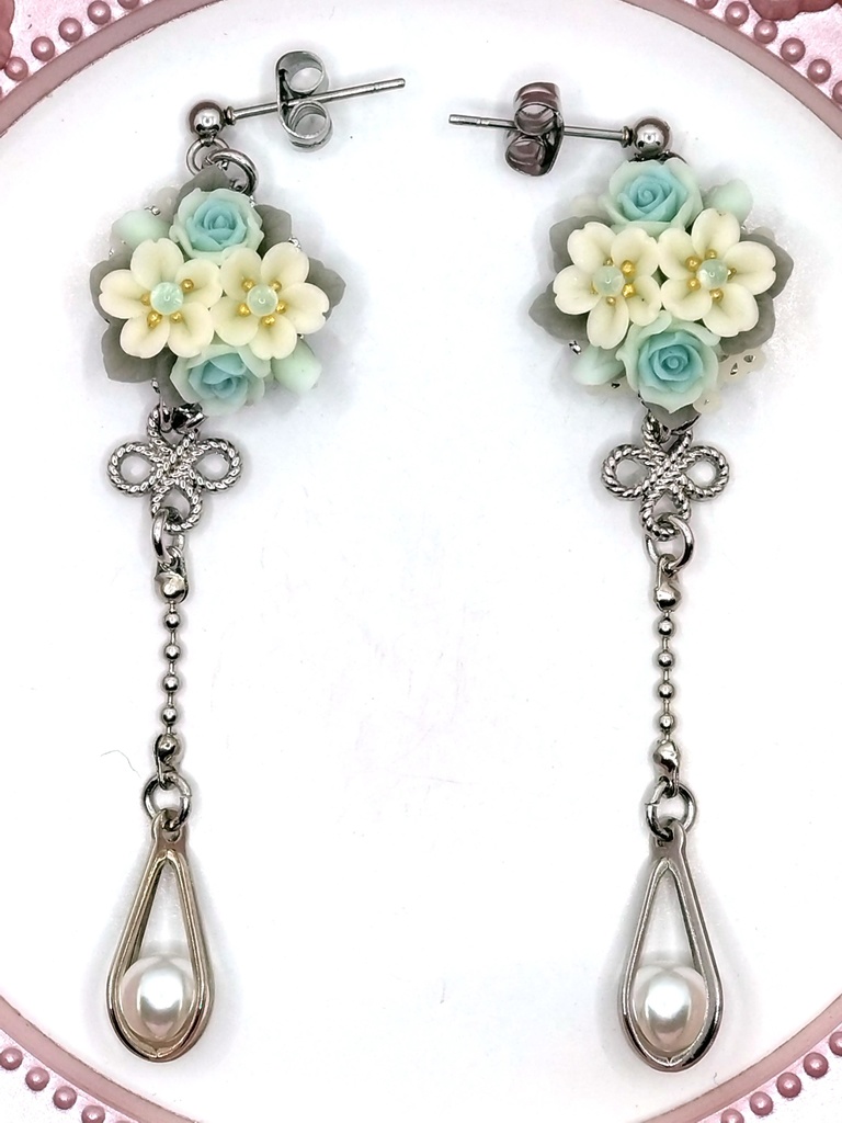 341 水色のバラと桜のブーケピアス(サージカルステンレス)/イヤリング/樹脂ノンホールピアス/クリップ式イヤリング(サージカルステンレス)