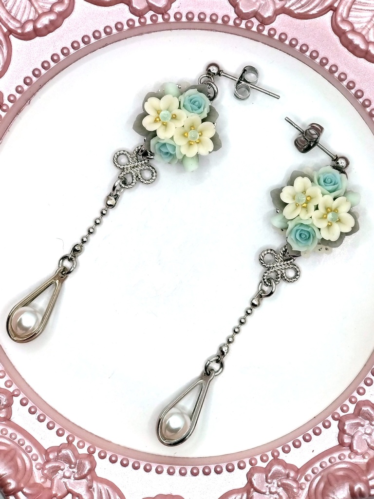 341 水色のバラと桜のブーケピアス（サージカルステンレス）/イヤリング/樹脂ノンホールピアス/クリップ式イヤリング（サージカルステンレス）