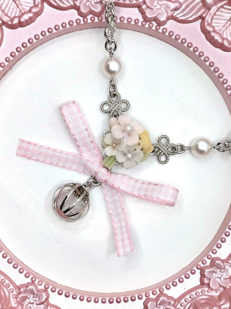 346 ピンクのとお花とちびくまちゃんブーケネックレス（かごチャーム）