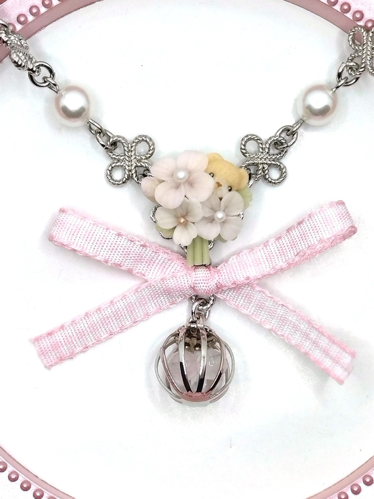 346 ピンクのとお花とちびくまちゃんブーケネックレス(かごチャーム)