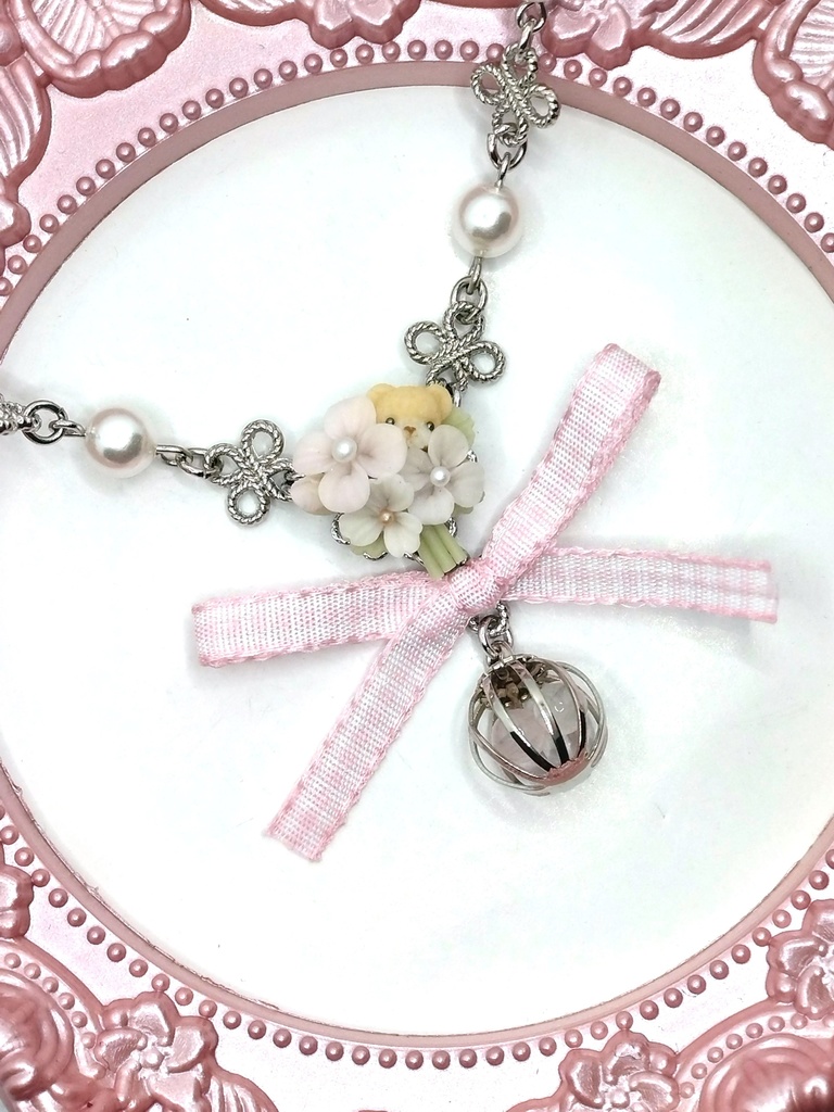 346 ピンクのとお花とちびくまちゃんブーケネックレス(かごチャーム)