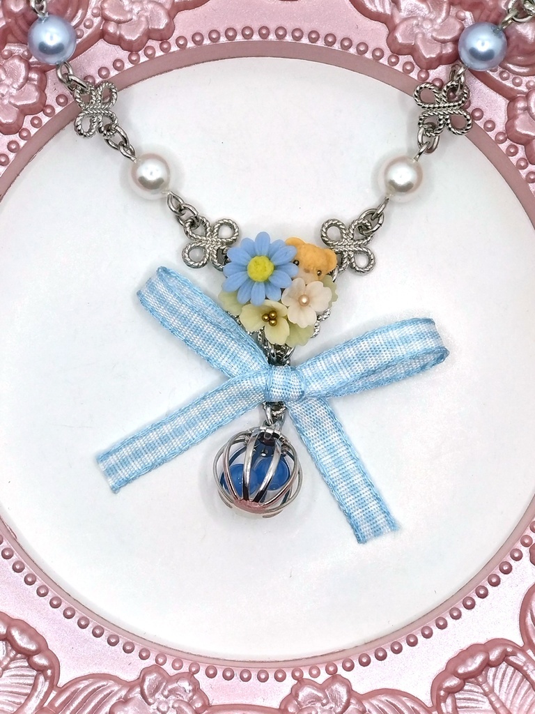 348 ブルーデイジーとちびくまちゃんブーケネックレス(かごチャーム)