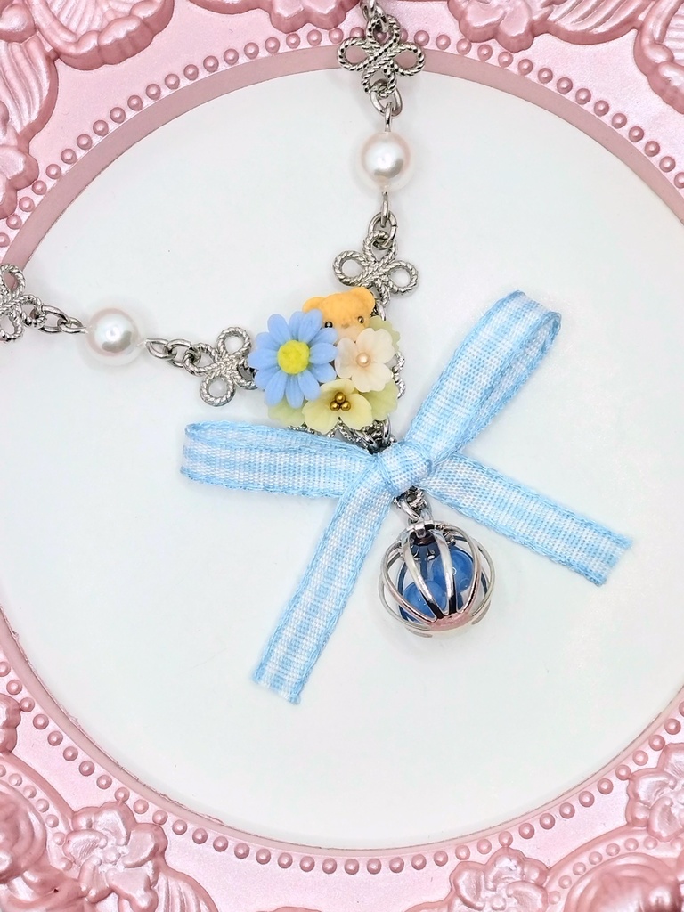 348 ブルーデイジーとちびくまちゃんブーケネックレス(かごチャーム)