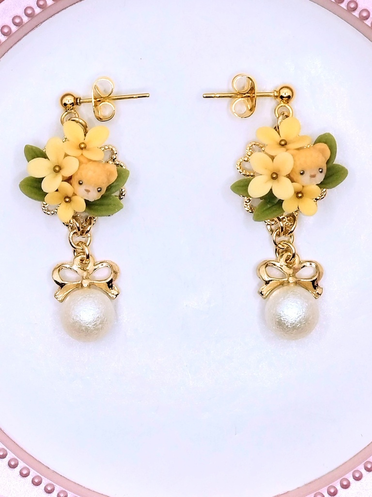 351 金木犀とちびくまちゃんブーケピアス(サージカルステンレス)/イヤリング/樹脂ノンホールピアス/クリップ式イヤリング(サージカルステンレス)