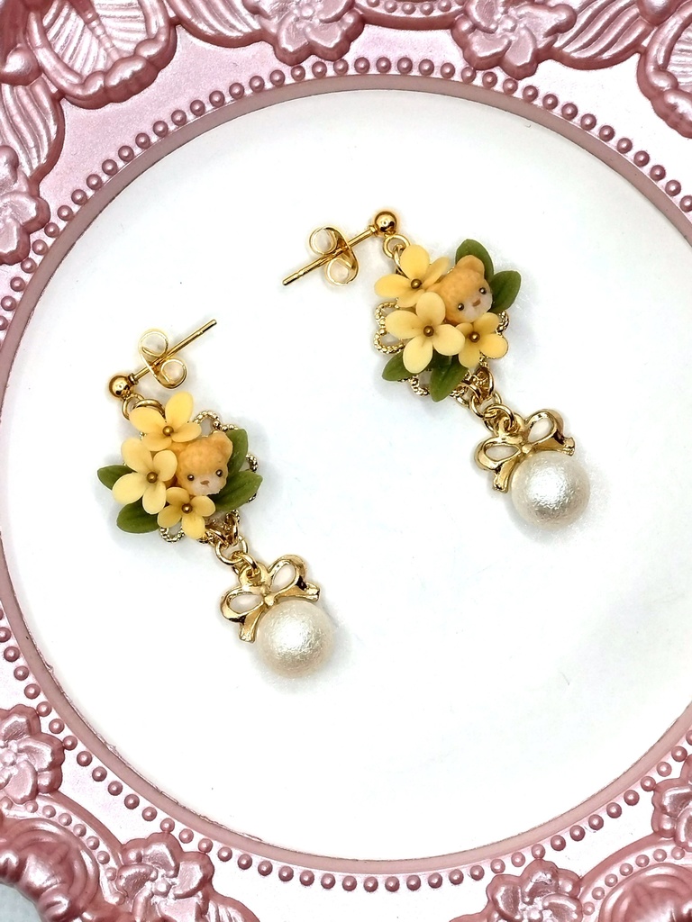 351 金木犀とちびくまちゃんブーケピアス(サージカルステンレス)/イヤリング/樹脂ノンホールピアス/クリップ式イヤリング(サージカルステンレス)