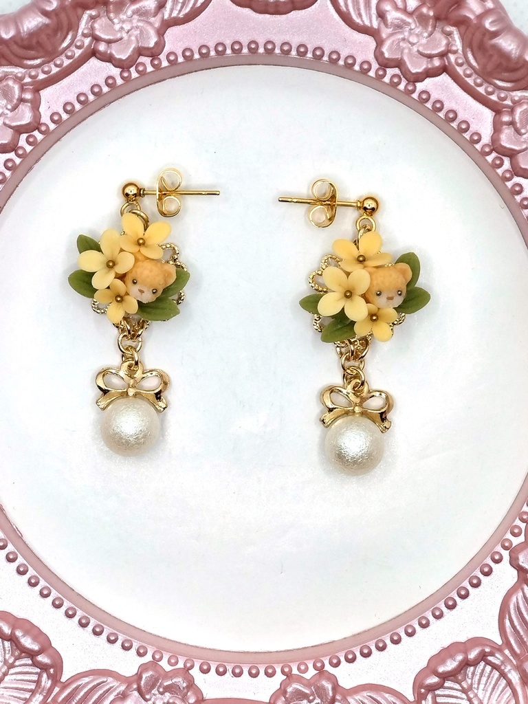 351 金木犀とちびくまちゃんブーケピアス(サージカルステンレス)/イヤリング/樹脂ノンホールピアス/クリップ式イヤリング(サージカルステンレス)