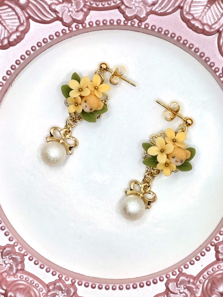 351 金木犀とちびくまちゃんブーケピアス（サージカルステンレス）/イヤリング/樹脂ノンホールピアス/クリップ式イヤリング（サージカルステンレス）