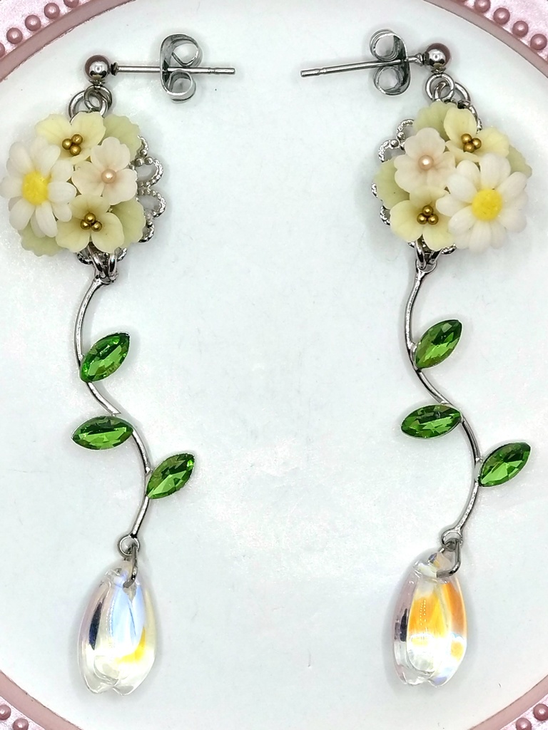 353 マーガレットのブーケピアス(サージカルステンレス)/イヤリング/樹脂ノンホールピアス/クリップ式イヤリング(サージカルステンレス)