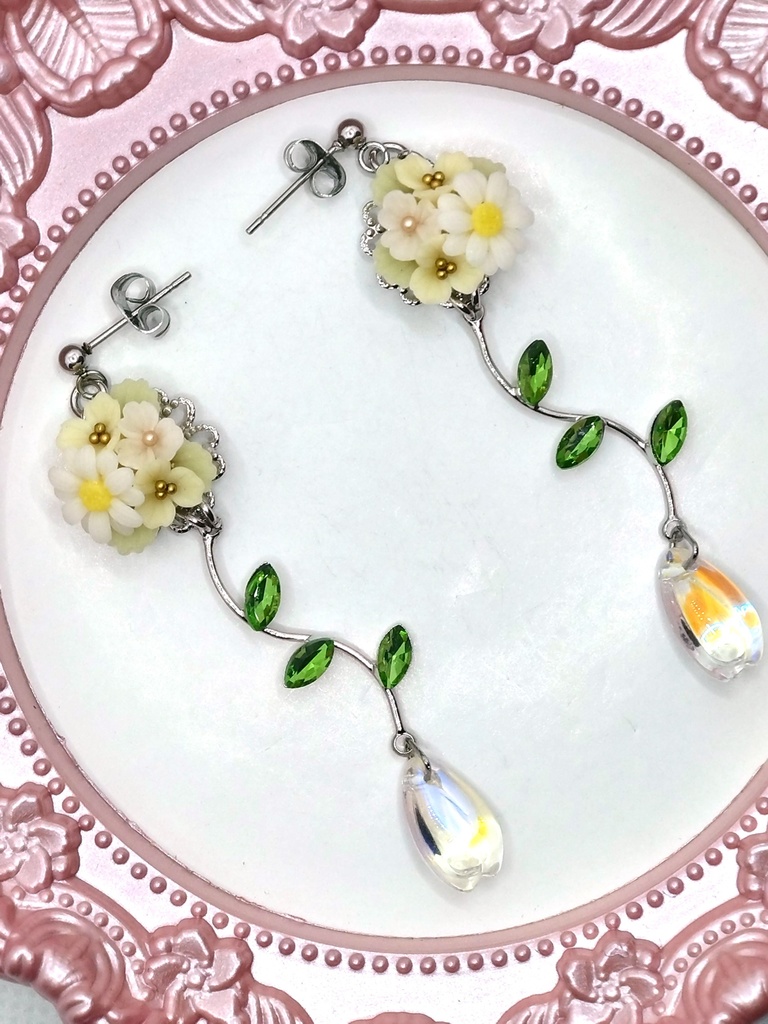 353 マーガレットのブーケピアス(サージカルステンレス)/イヤリング/樹脂ノンホールピアス/クリップ式イヤリング(サージカルステンレス)