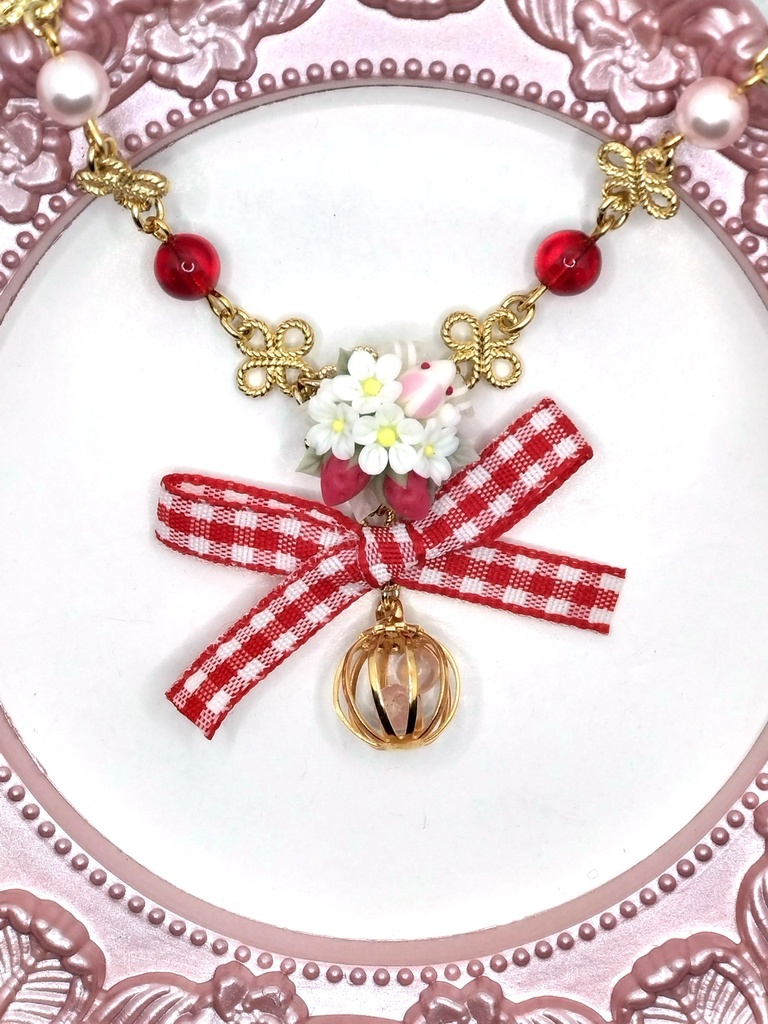 354 苺とうさぎのブーケネックレス(かごチャーム)