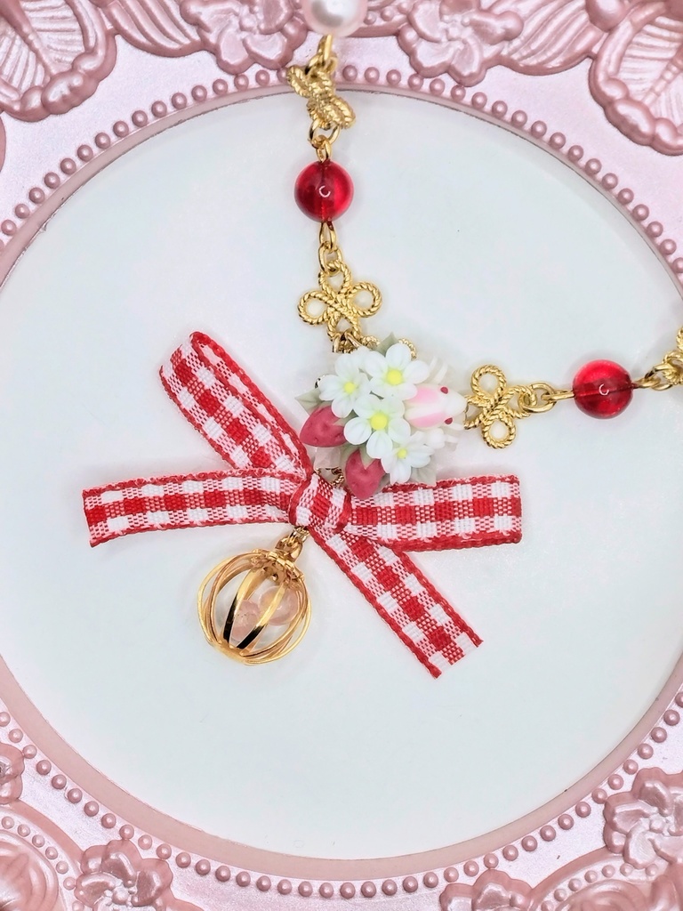 354 苺とうさぎのブーケネックレス(かごチャーム)
