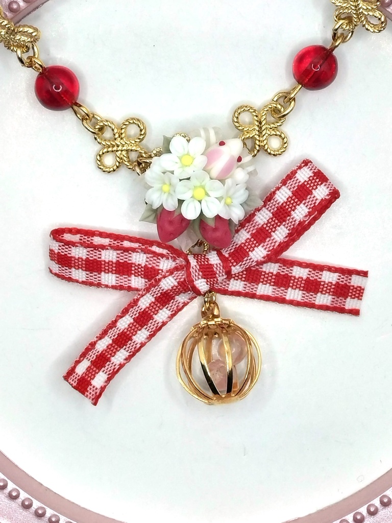 354 苺とうさぎのブーケネックレス(かごチャーム)