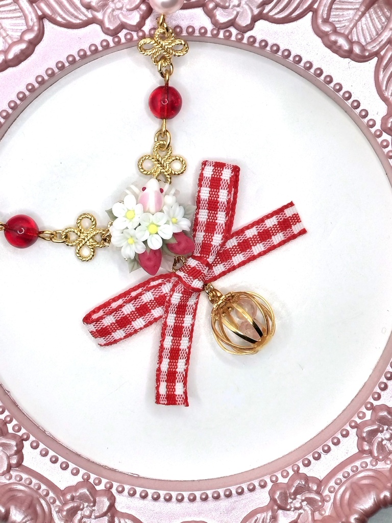 354 苺とうさぎのブーケネックレス(かごチャーム)