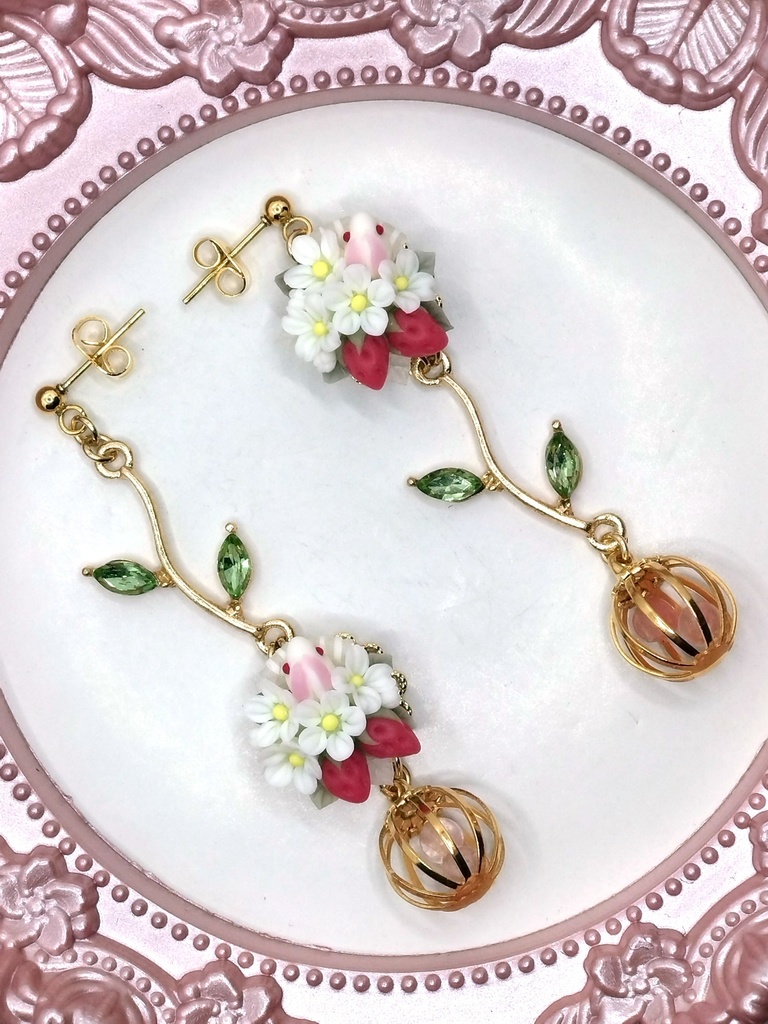 355 苺とうさぎのブーケピアス(サージカルステンレス)/イヤリング/樹脂ノンホールピアス/クリップ式イヤリング(サージカルステンレス)