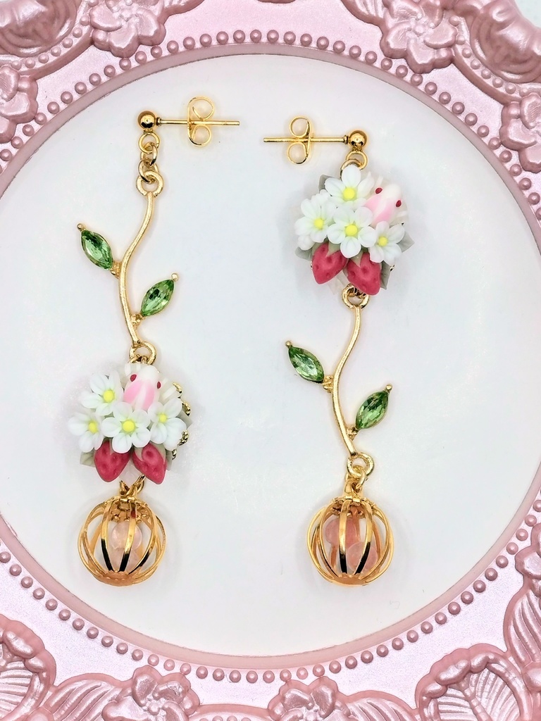 355 苺とうさぎのブーケピアス(サージカルステンレス)/イヤリング/樹脂ノンホールピアス/クリップ式イヤリング(サージカルステンレス)