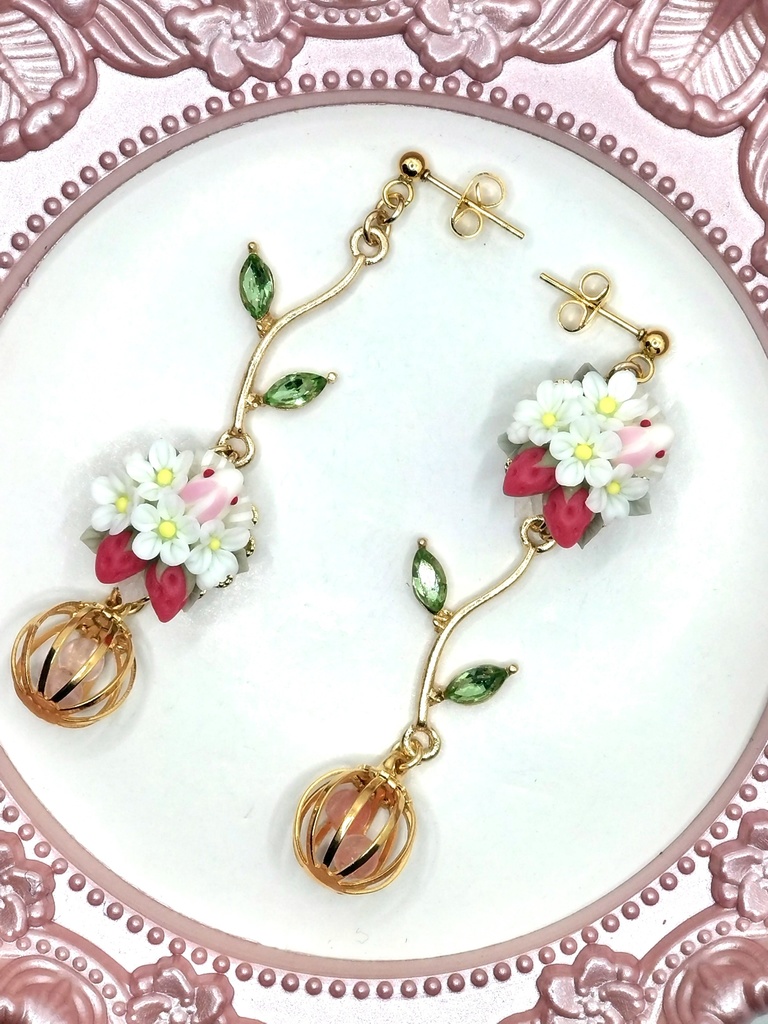 355 苺とうさぎのブーケピアス(サージカルステンレス)/イヤリング/樹脂ノンホールピアス/クリップ式イヤリング(サージカルステンレス)