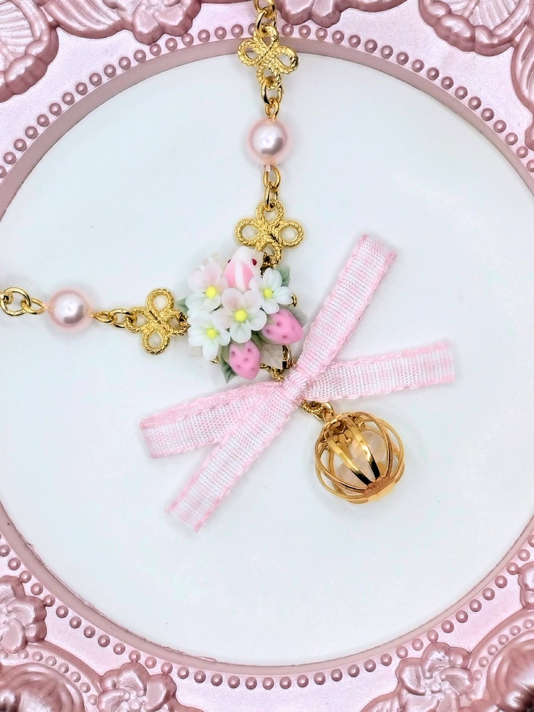 356 ピンクの苺とうさぎのブーケネックレス(かごチャーム)