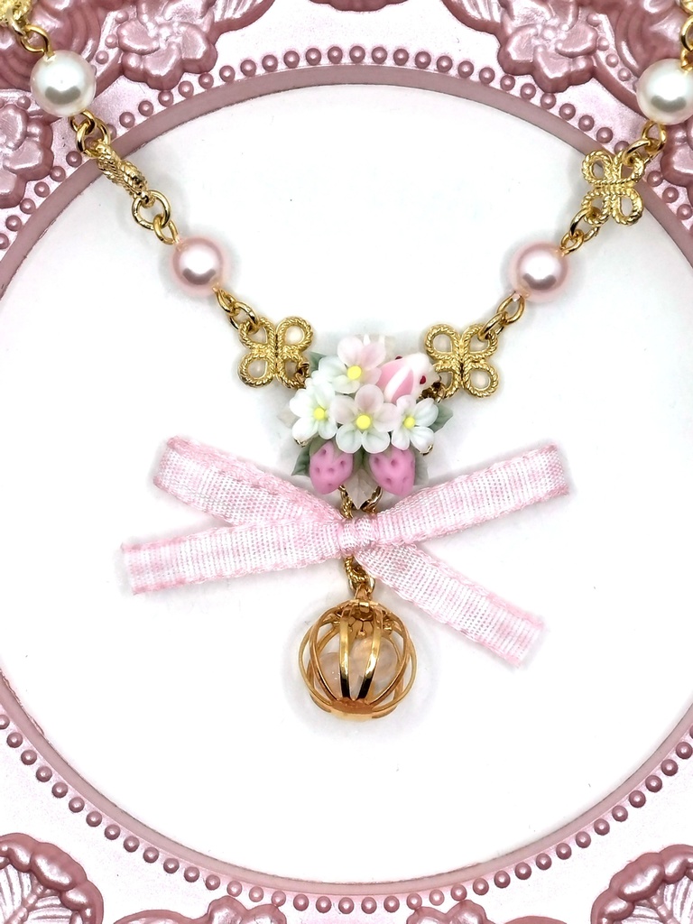 356 ピンクの苺とうさぎのブーケネックレス(かごチャーム)