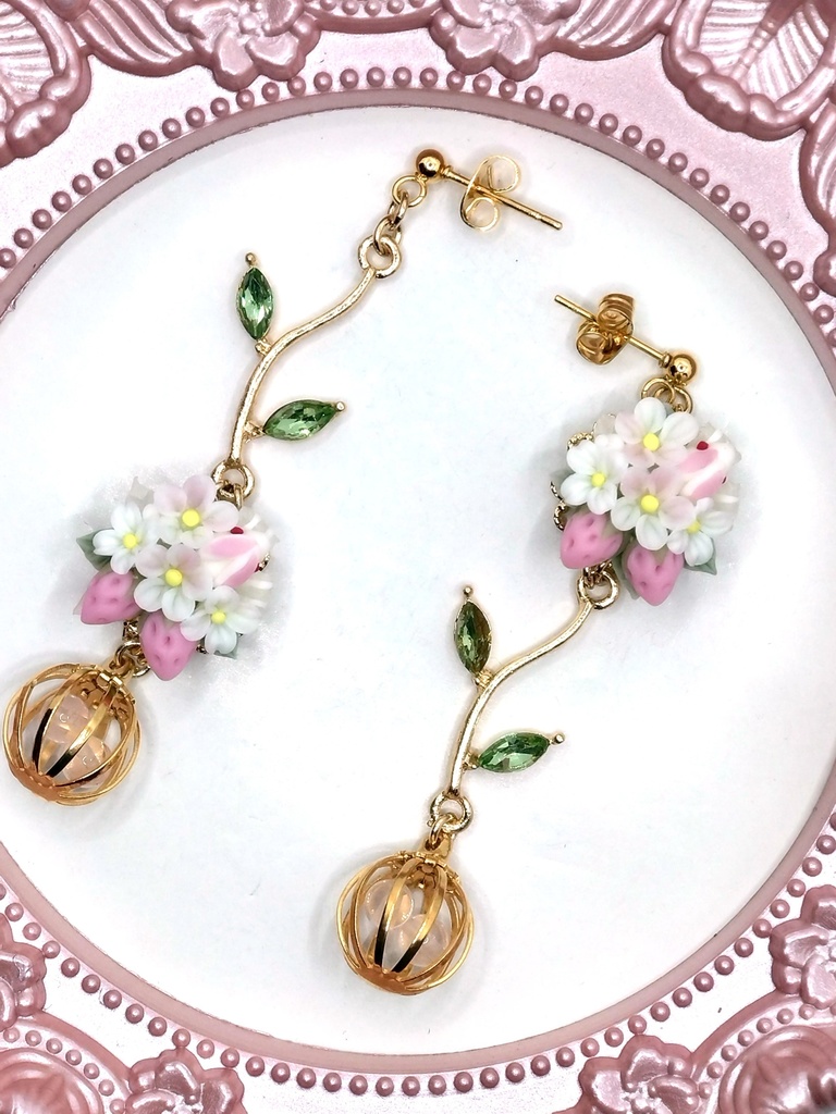 357 ピンクの苺とうさぎのブーケピアス（サージカルステンレス）/イヤリング/樹脂ノンホールピアス/クリップ式イヤリング（サージカルステンレス）