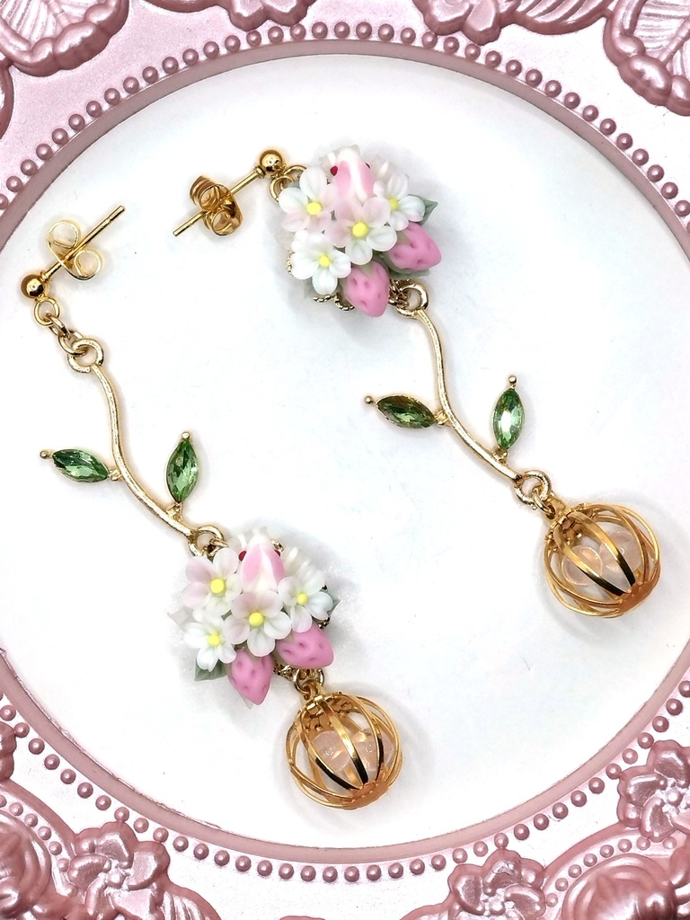 357 ピンクの苺とうさぎのブーケピアス(サージカルステンレス)/イヤリング/樹脂ノンホールピアス/クリップ式イヤリング(サージカルステンレス)