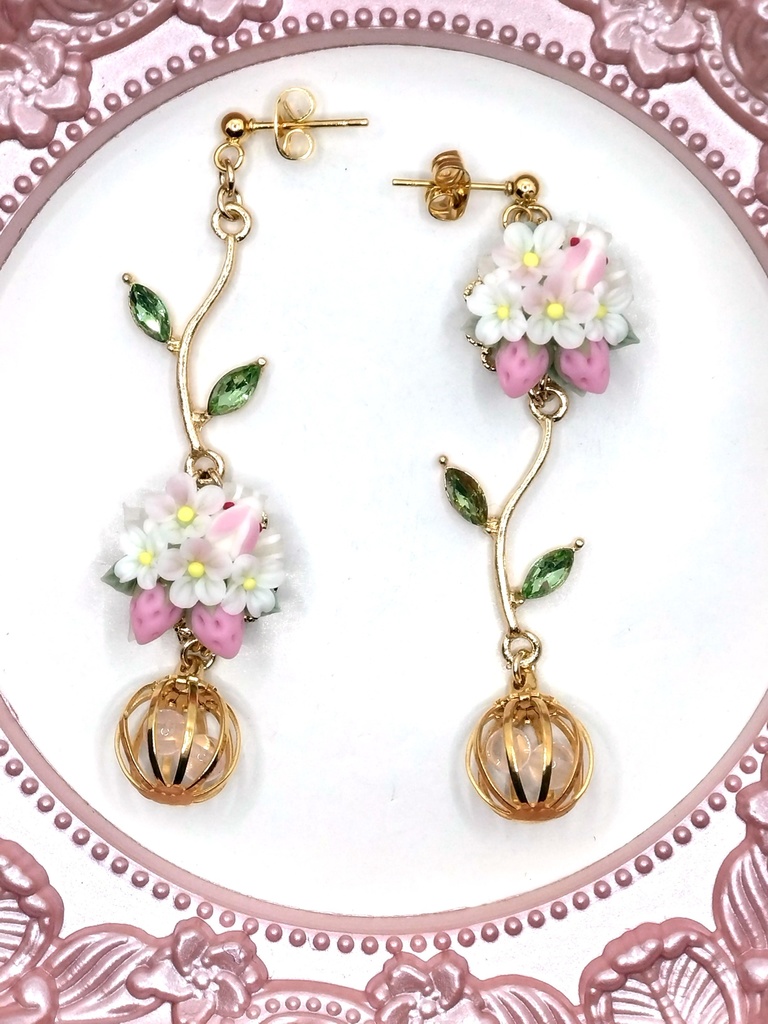 357 ピンクの苺とうさぎのブーケピアス(サージカルステンレス)/イヤリング/樹脂ノンホールピアス/クリップ式イヤリング(サージカルステンレス)