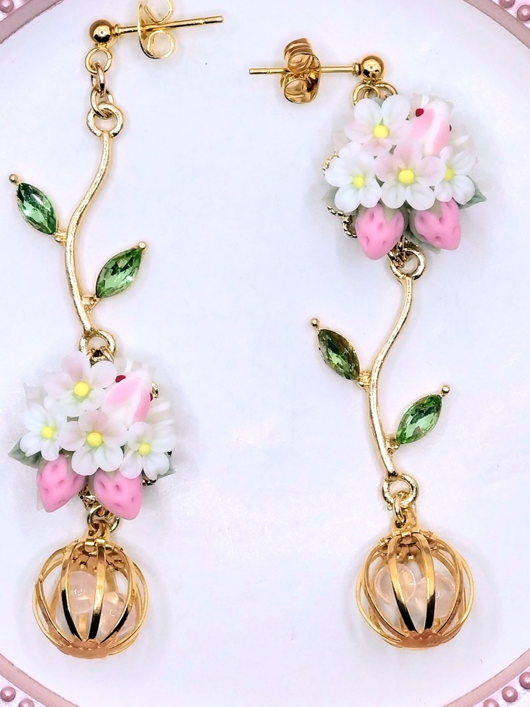 357 ピンクの苺とうさぎのブーケピアス(サージカルステンレス)/イヤリング/樹脂ノンホールピアス/クリップ式イヤリング(サージカルステンレス)