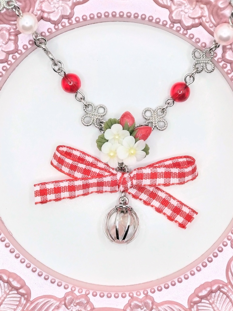 358 苺のブーケネックレス(かごチャーム)