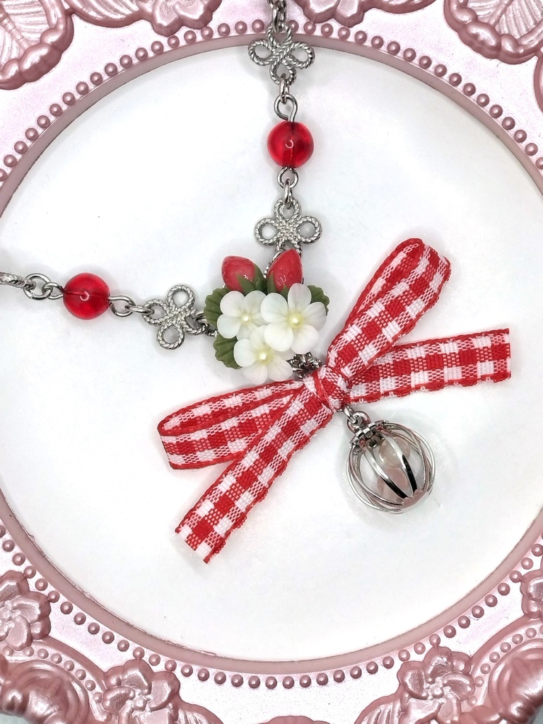 358 苺のブーケネックレス(かごチャーム)